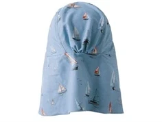 bagsiden af lyseblå solhat fra name It med print af sejlbåde 13226597 blue mountain